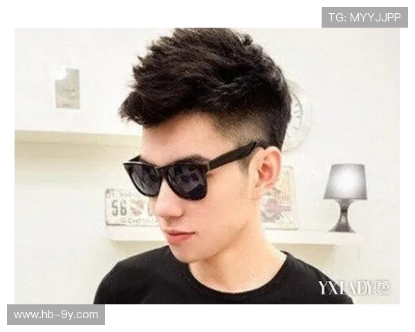 围绕踢足球痞帅男生头像打造个性十足青春活力主题风格展示魅力感